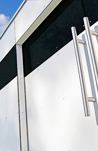 Gartenhaus Puuro mit zweiflügliger Schiebetür und umlaufendem Fensterband